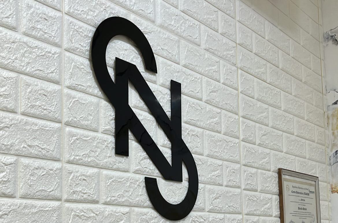 Marca SUZIN nutrição esportiva na parede do consultório em Sinop-MT